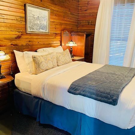 Dabbs Hotel Bed And Breakfast Llano Екстериор снимка