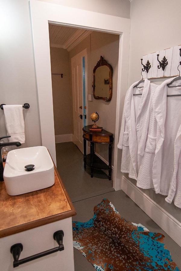 Dabbs Hotel Bed And Breakfast Llano Екстериор снимка