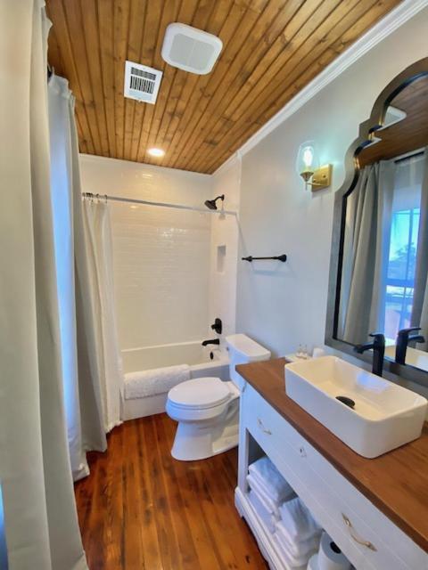 Dabbs Hotel Bed And Breakfast Llano Екстериор снимка
