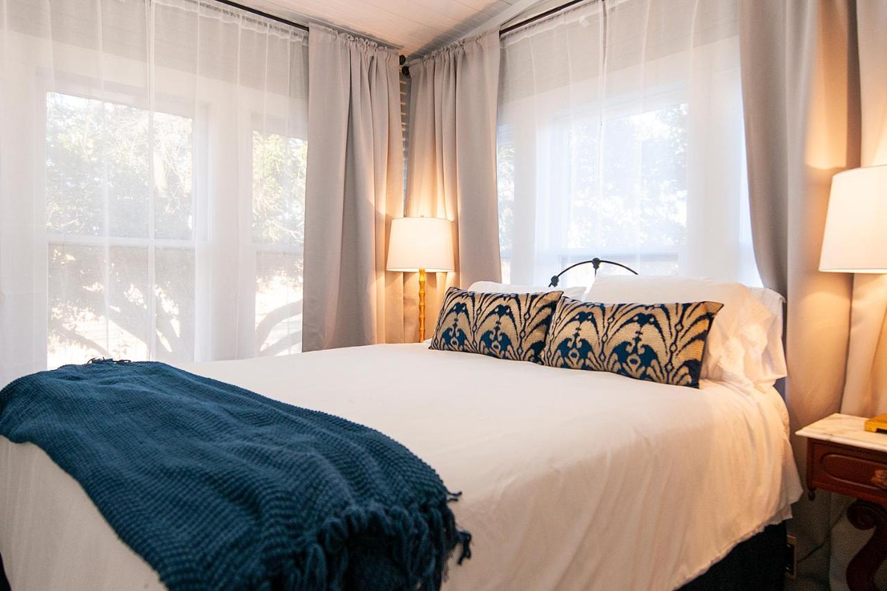 Dabbs Hotel Bed And Breakfast Llano Екстериор снимка