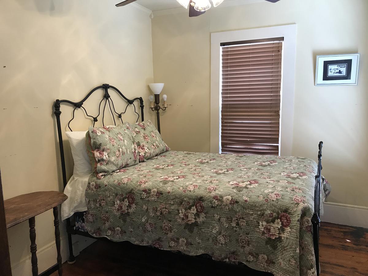 Dabbs Hotel Bed And Breakfast Llano Екстериор снимка
